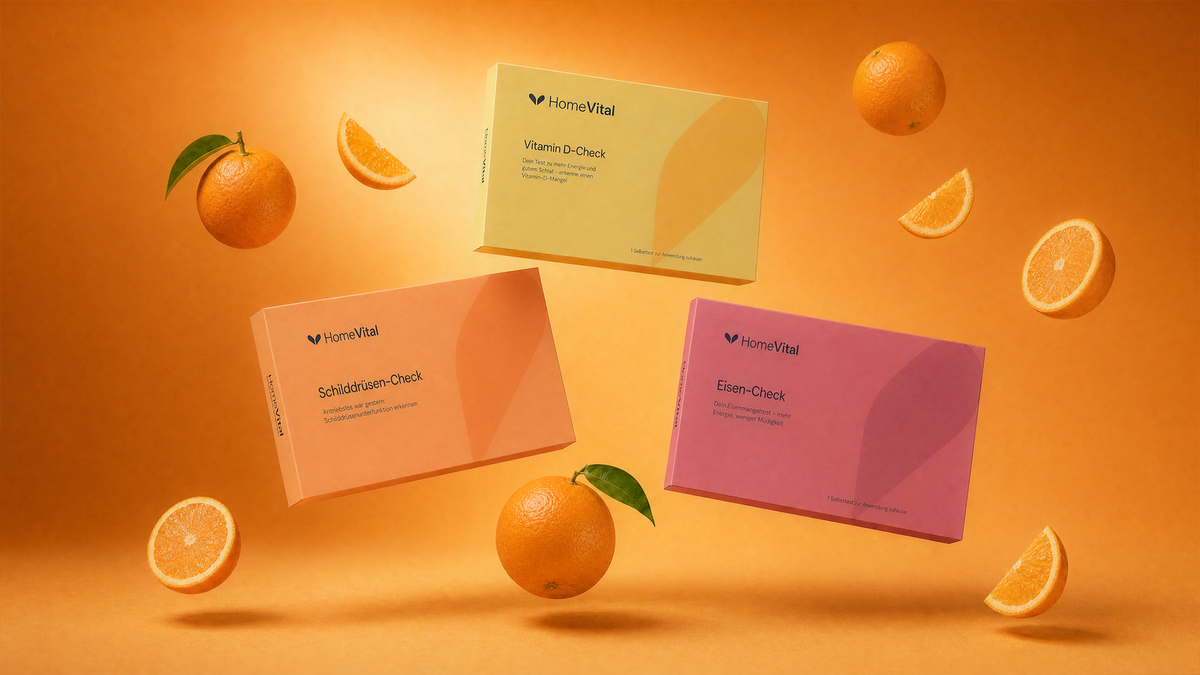 HomeVital Vitamin D-, Schilddrüsen- und Eisen-Check vor orangem Hintergrund